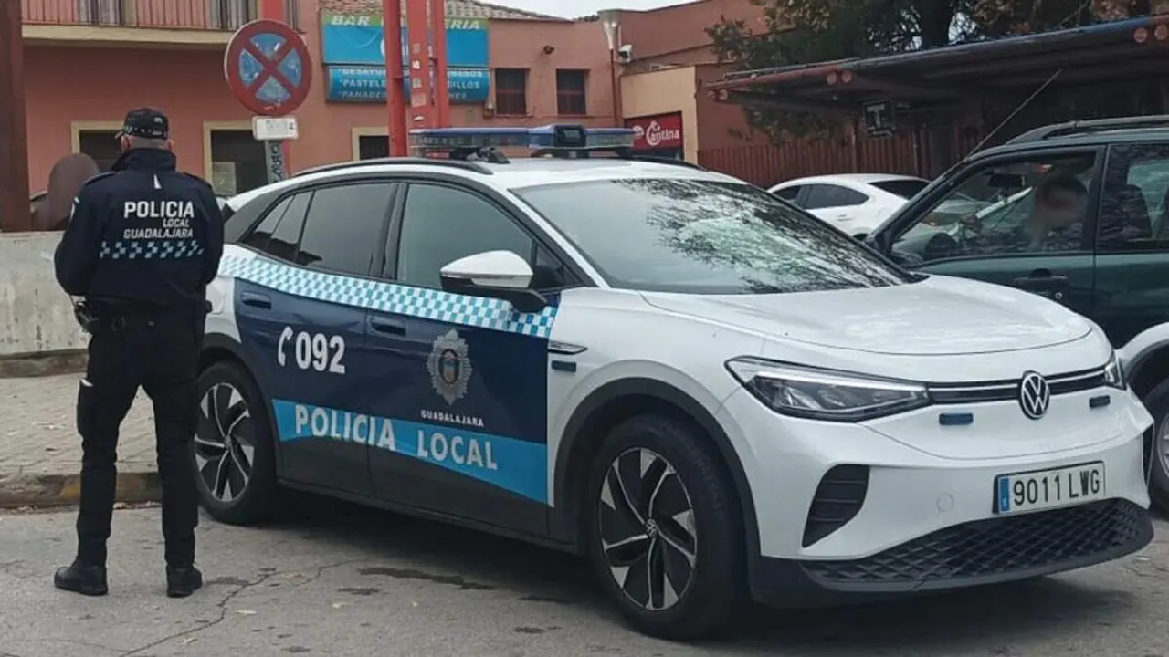 Agentes de la Polic&iacute;a Local de Guadalajara durante un servicio en la ciudad. AYUNTAMIENTO DE GUADALAJARA