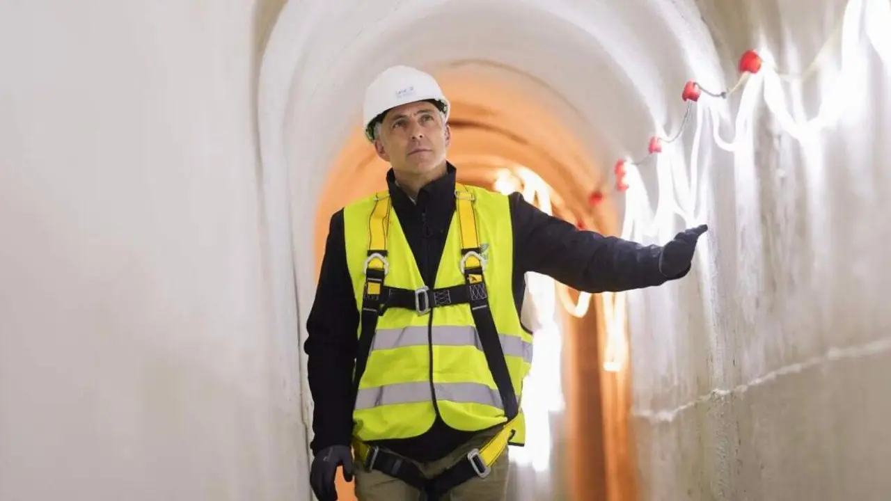 El consejero Carlos Novillo supervisa las obras del Plan Sanea en Alcorc&oacute;n. COMUNIDAD DE MADRID