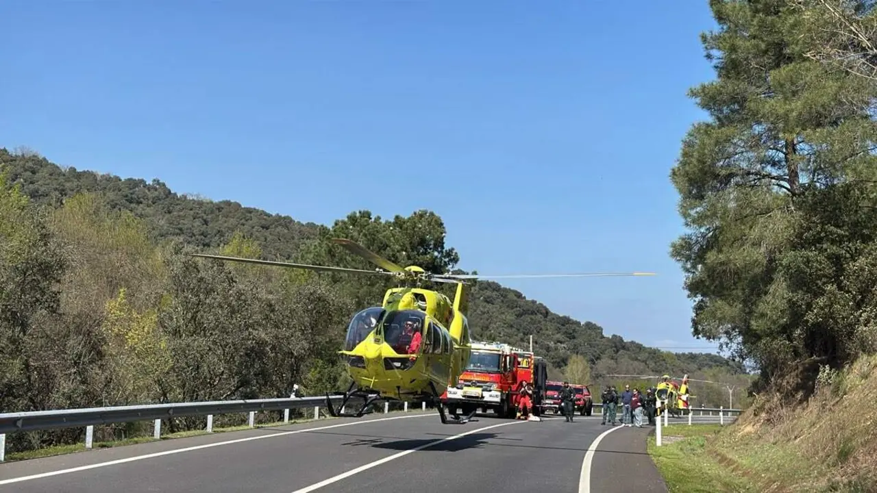Helic&oacute;ptero medicalizado y equipos de emergencia intervienen en el accidente en la M-501. 112 COMUNIDAD DE MADRID