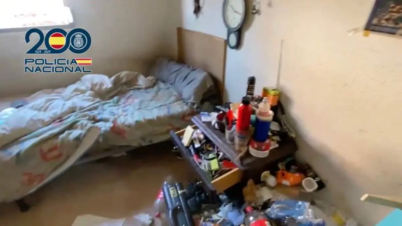 Interior del piso de Moratalaz donde viv&iacute;a el detenido en condiciones insalubres. POLIC&Iacute;A NACIONAL