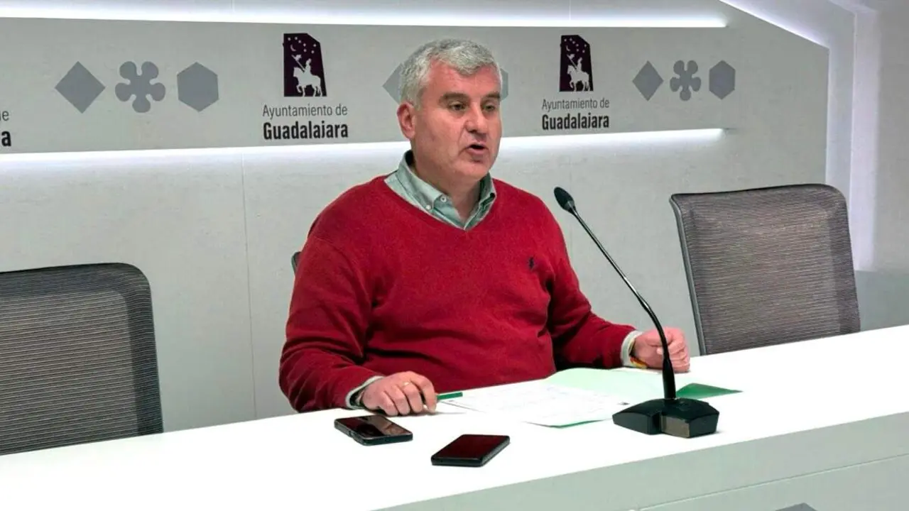 El concejal de Hacienda de Guadalajara, Alfonso Esteban, durante la presentaci&oacute;n de la liquidaci&oacute;n del presupuesto de 2025. AYUNTAMIENTO DE GUADALAJARA