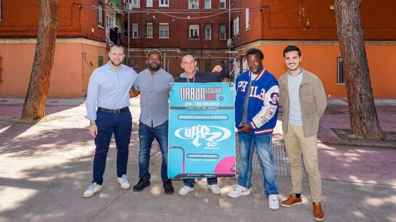 El alcalde de Torrej&oacute;n de Ardoz, Alejandro Navarro, junto a miembros de VKR durante la presentaci&oacute;n del concierto. AYUNTAMIENTO DE TORREJ&Oacute;N DE ARDOZ