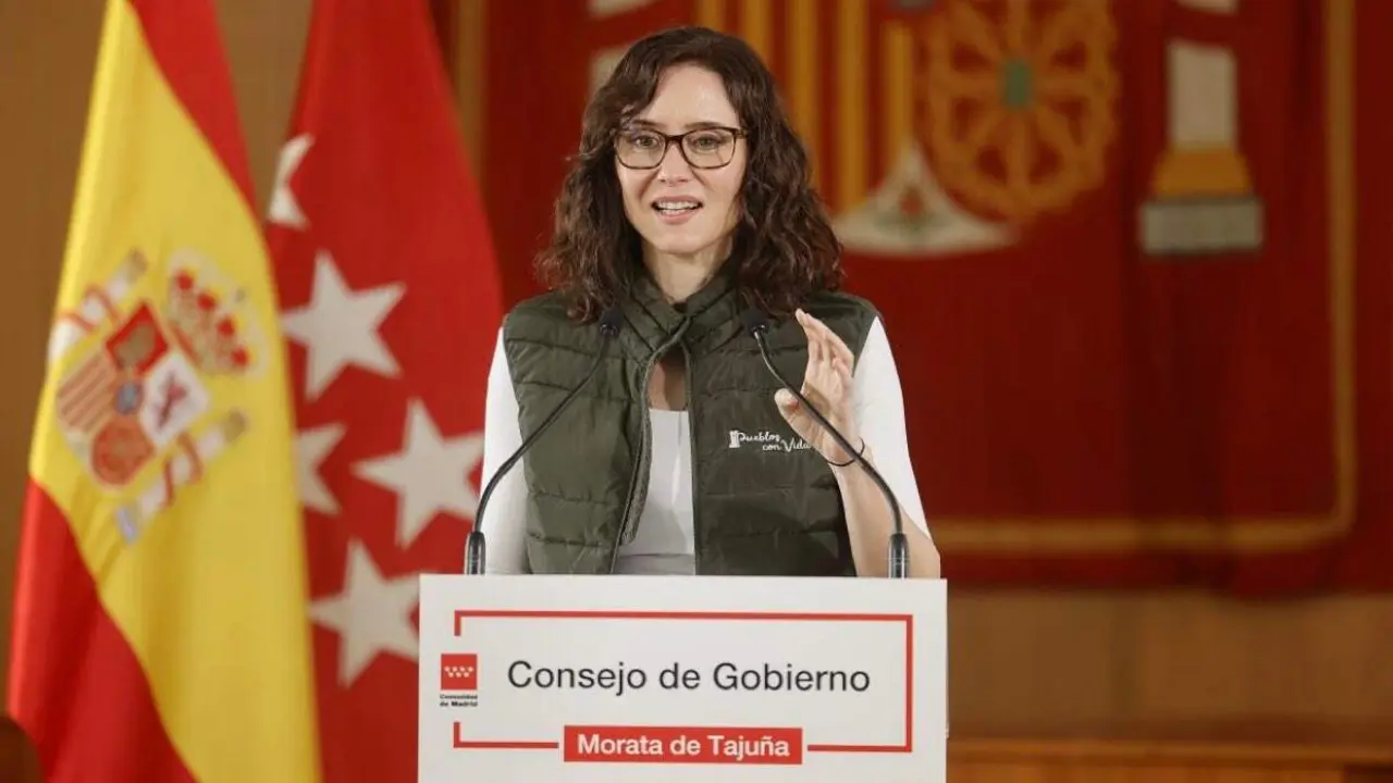 La presidenta de la Comunidad de Madrid, Isabel D&iacute;az Ayuso, tras el Consejo de Gobierno celebrado en Morata de Taju&ntilde;a. COMUNIDAD DE MADRID