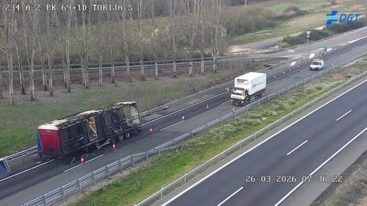 Cami&oacute;n incendiado en la A-2, a la altura de Torija. DGT