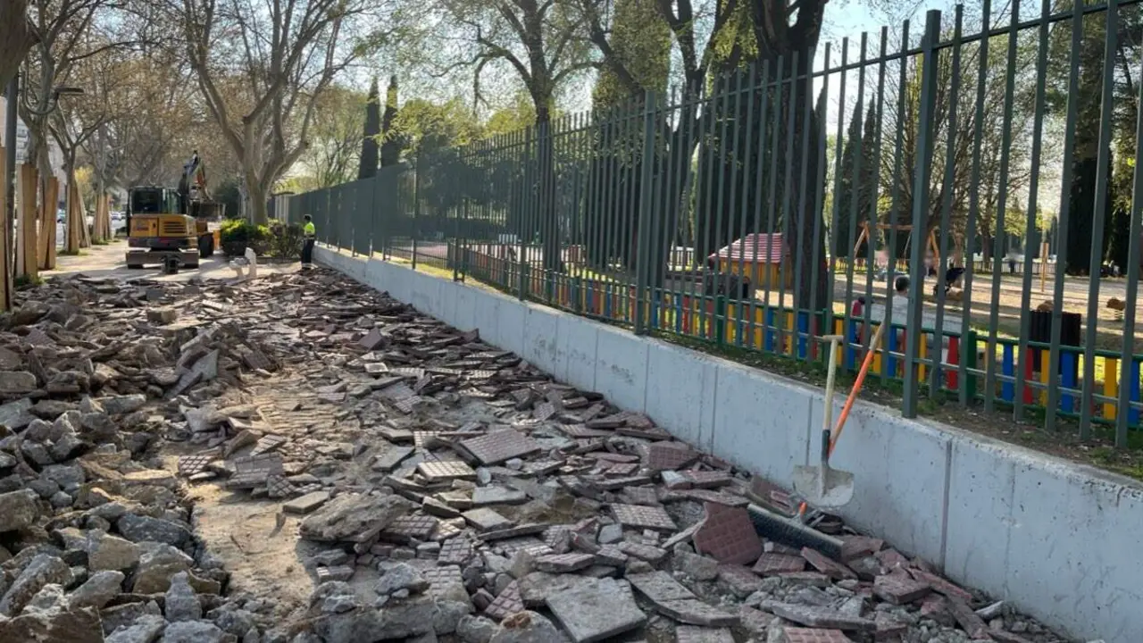 Obras de renovaci&oacute;n de aceras en Ronda Fiscal. AYUNTAMIENTO DE ALCAL&Aacute; DE HENARES