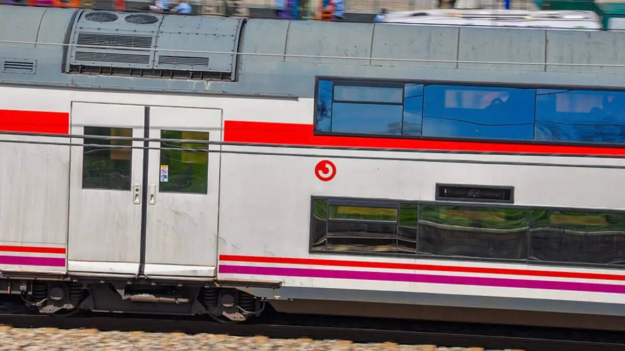 Tren de Cercan&iacute;as Madrid a su paso por la localidad. AYUNTAMIENTO DE TORREJ&Oacute;N DE ARDOZ