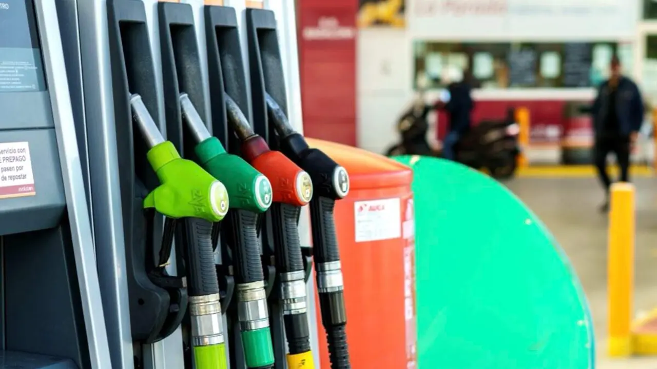 Surtidores de combustible en una gasolinera. SHUTTERSTOCK