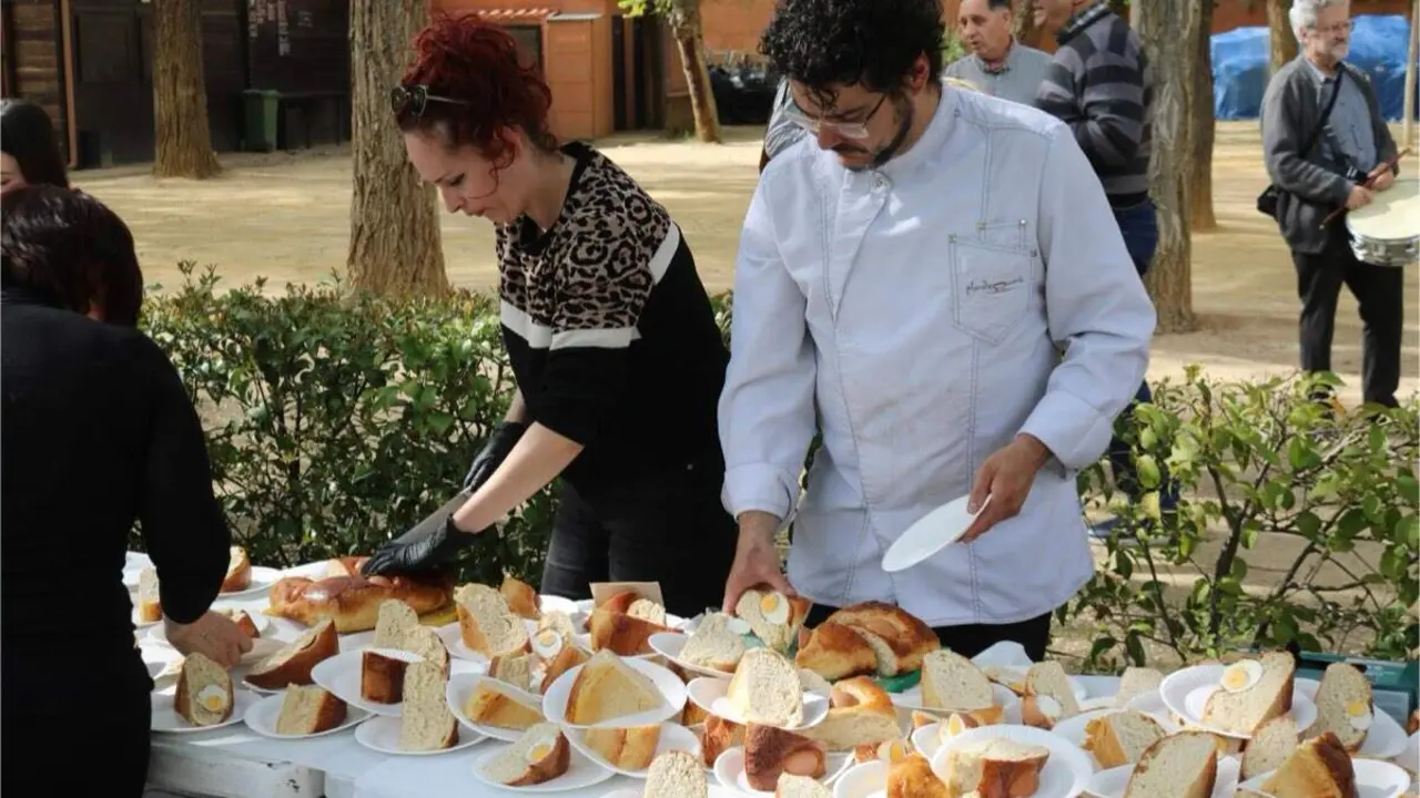 Reparto de hornazo alcala&iacute;no en la ermita del Val en una edici&oacute;n anterior. AYTO DE ALCAL&Aacute;