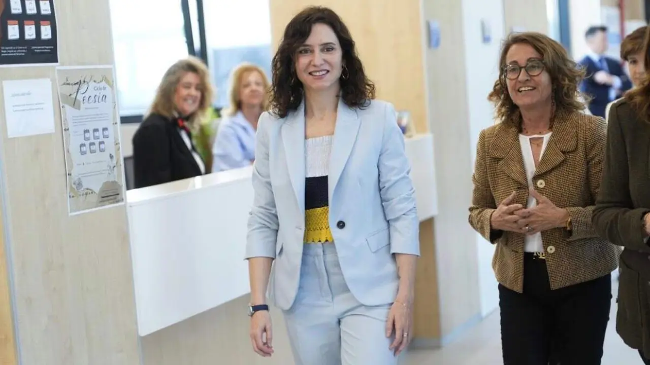 Isabel D&iacute;az Ayuso durante su visita a los nuevos recursos sanitarios en Parla. COMUNIDAD DE MADRID
