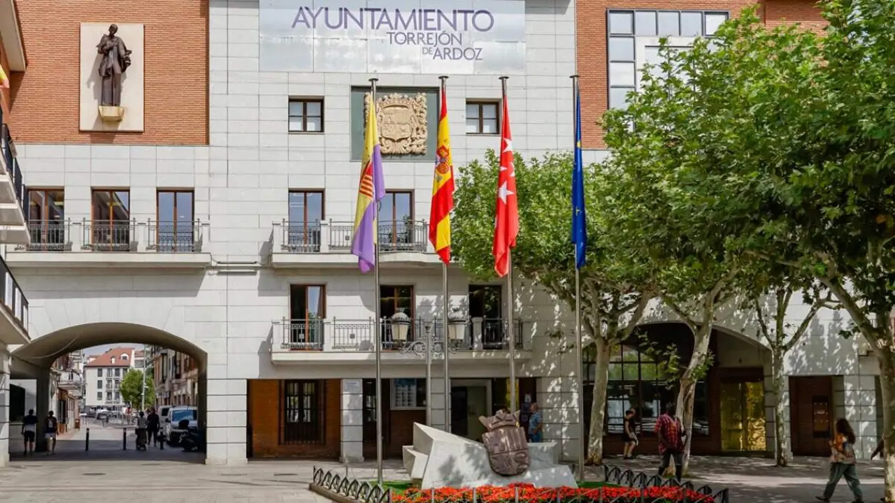 Fachada del Ayuntamiento de la localidad. AYTO. DE TORREJ&Oacute;N