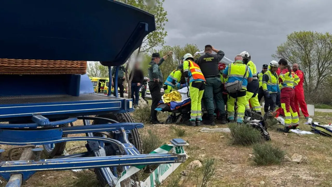 Atenci&oacute;n de los servicios de emergencia tras el accidente de un coche de caballos en Miraflores de la Sierra. 112 COMUNIDAD DE MADRID
