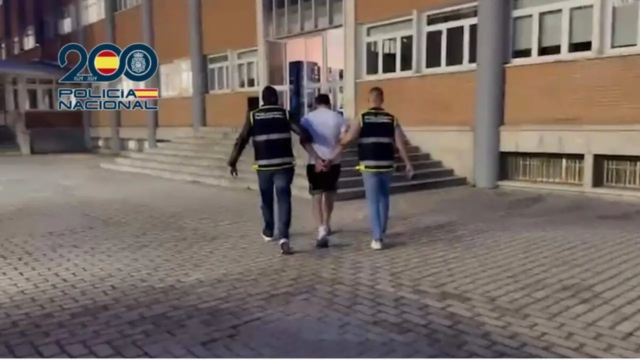 Detenci&oacute;n del fugitivo por agentes de la Polic&iacute;a Nacional en Madrid. POLIC&Iacute;A NACIONAL