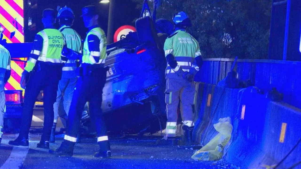 El coche volcado en la M-40 a la altura de Alcorc&oacute;n. TELEMADRID