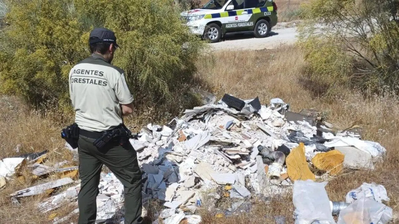 Agentes forestales inspeccionan un vertido ilegal. COMUNIDAD DE MADRID