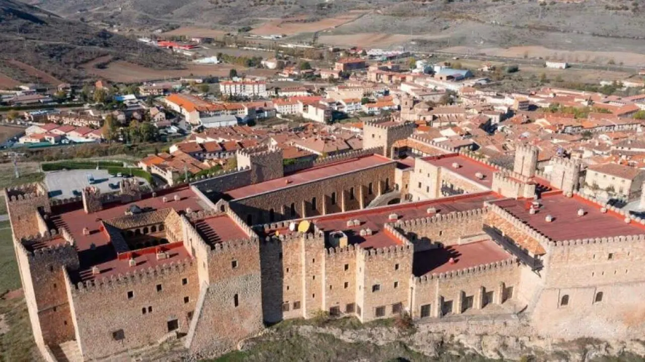 Vista a&eacute;rea del castillo de Sig&uuml;enza. GOBIERNO DE CASTILLA-LA MANCHA