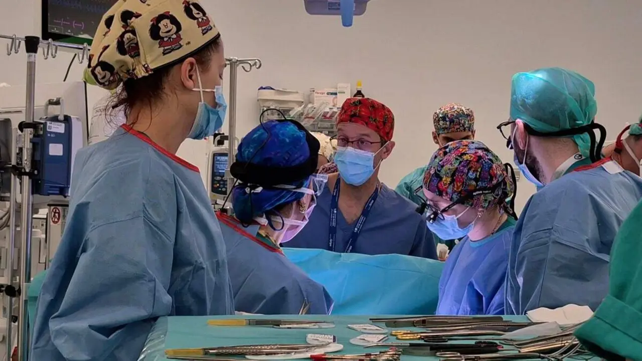 Equipo de Cirug&iacute;a Cardiaca Infantil del 12 de Octubre durante una de las intervenciones. COMUNIDAD DE MADRID
