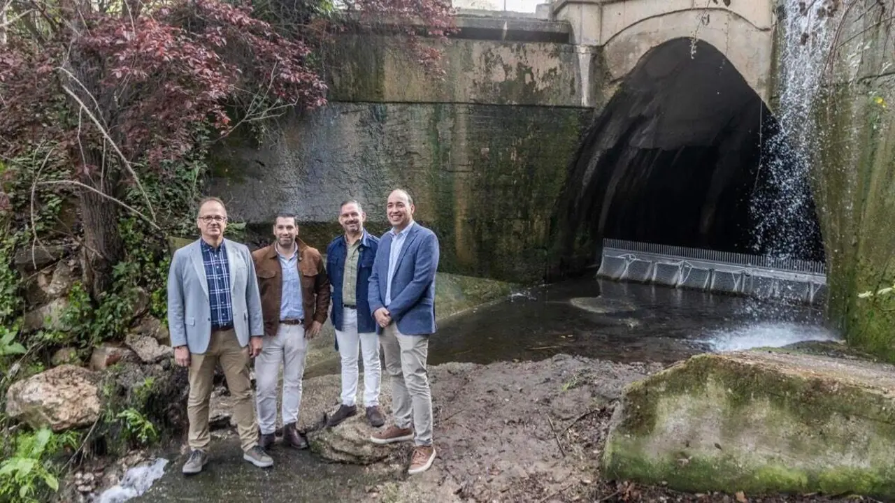 Representantes municipales junto al nuevo sistema de retenci&oacute;n de residuos en el aliviadero del Alam&iacute;n. AYUNTAMIENTO DE GUADALAJARA