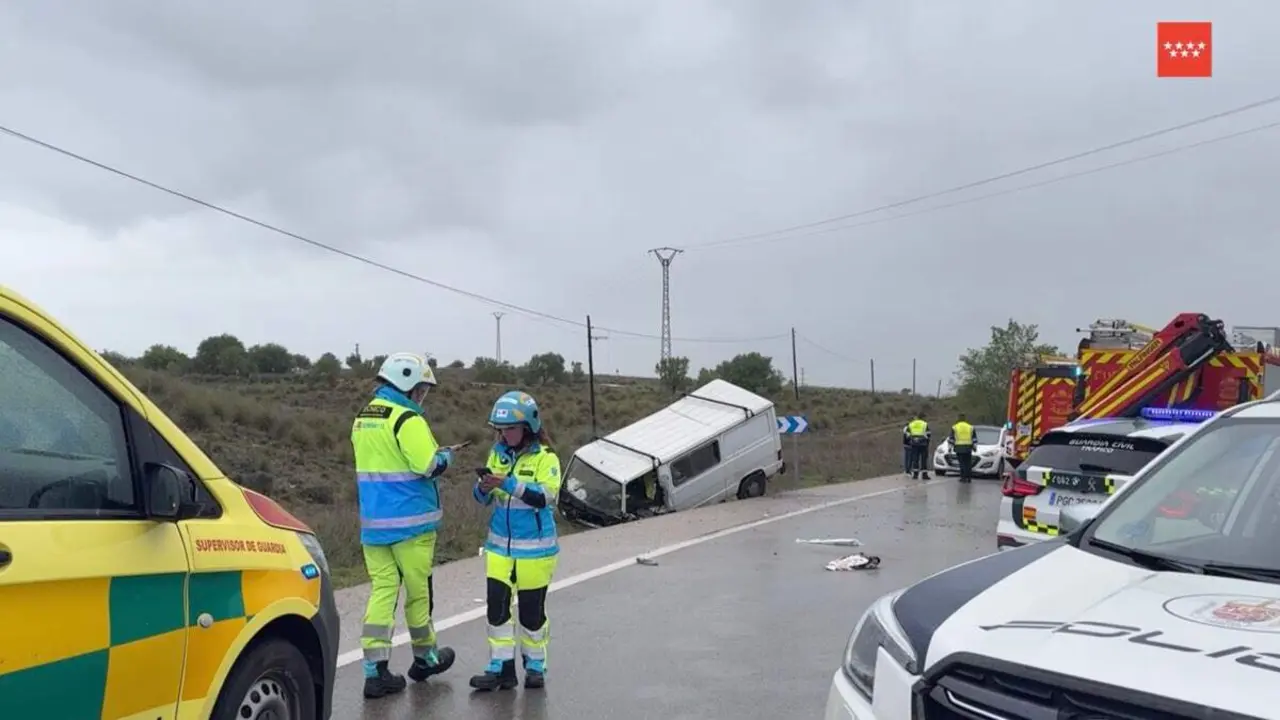 Furgoneta siniestrada tras el choque frontal en la M-311 en Morata de Taju&ntilde;a. 112 COMUNIDAD DE MADRID
