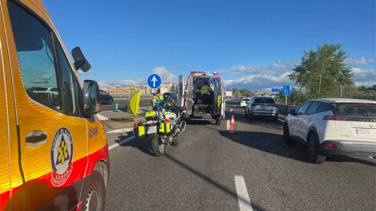 Intervenci&oacute;n de los sanitarios del SAMUR en el accidente de la M-40. EMERGENCIAS MADRID