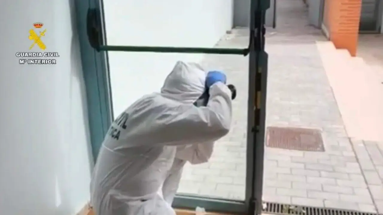 Un agente de la Guardia Civil inspecciona el lugar del crimen en el centro cultural La Despernada. GUARDIA CIVIL