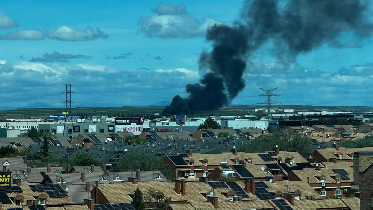 Columna de humo del incendio en una nave de Alcal&aacute; de Henares vista desde Torre Garena. MiraCorredor