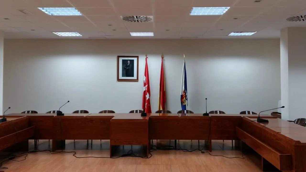 Sal&oacute;n de plenos del Ayuntamiento de Velilla de San Antonio. VOX
