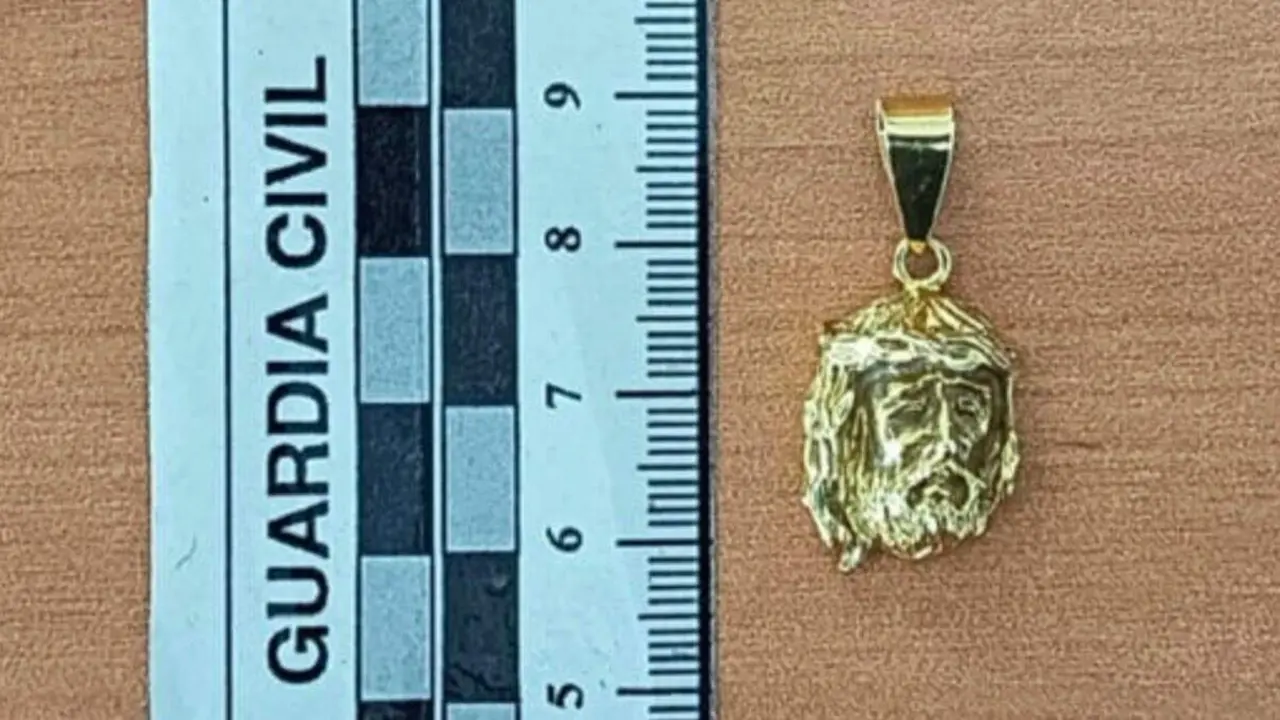 Busto de Cristo de oro recuperado tras el robo en Azuqueca de Henares. GUARDIA CIVIL