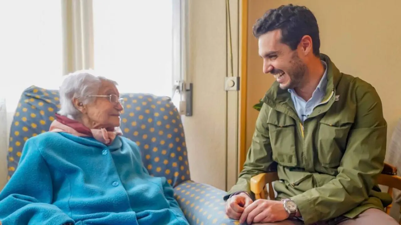 La vecina Antonia Esteban recibe la visita del alcalde en su domicilio. AYUNTAMIENTO DE TORREJ&Oacute;N DE ARDOZ