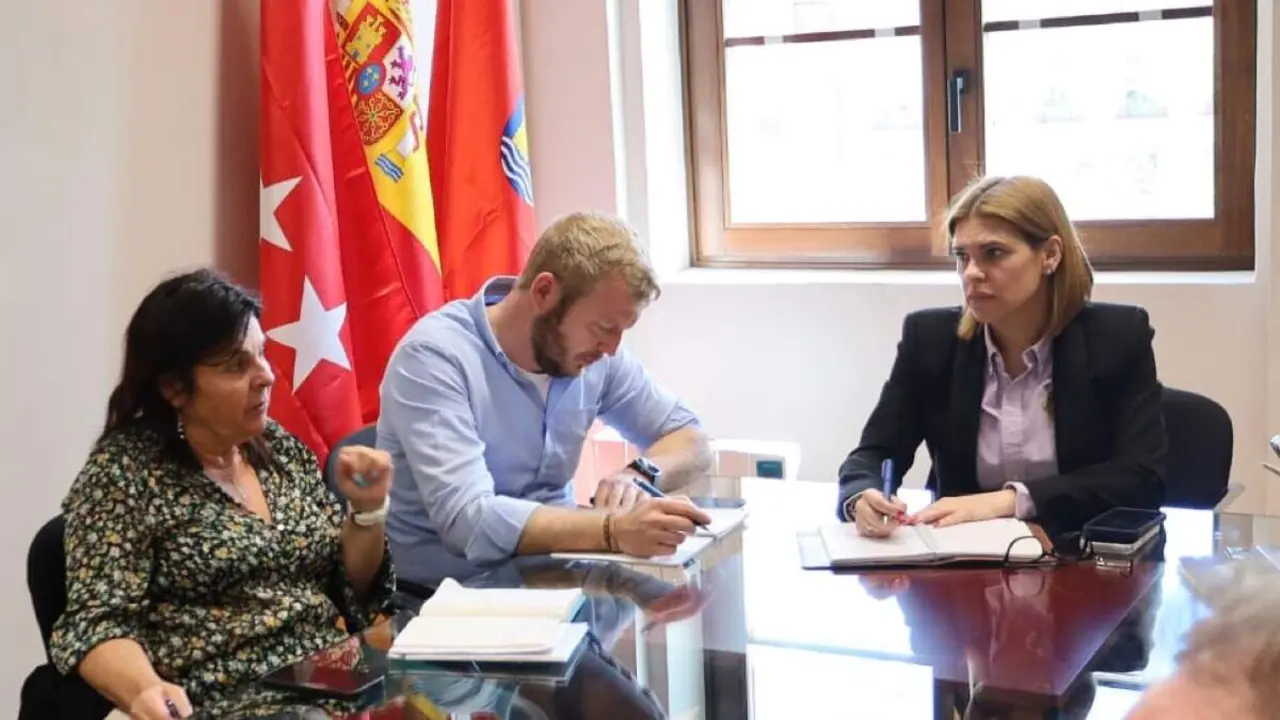 Reuni&oacute;n del comit&eacute; de crisis en el Ayuntamiento de Alcal&aacute; de Henares, este martes. AYUNTAMIENTO DE ALCAL&Aacute; DE HENARES