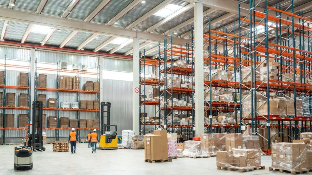 Interior de un almac&eacute;n industrial con actividad log&iacute;stica. ARCHIVO / SHUTTERSTOCK