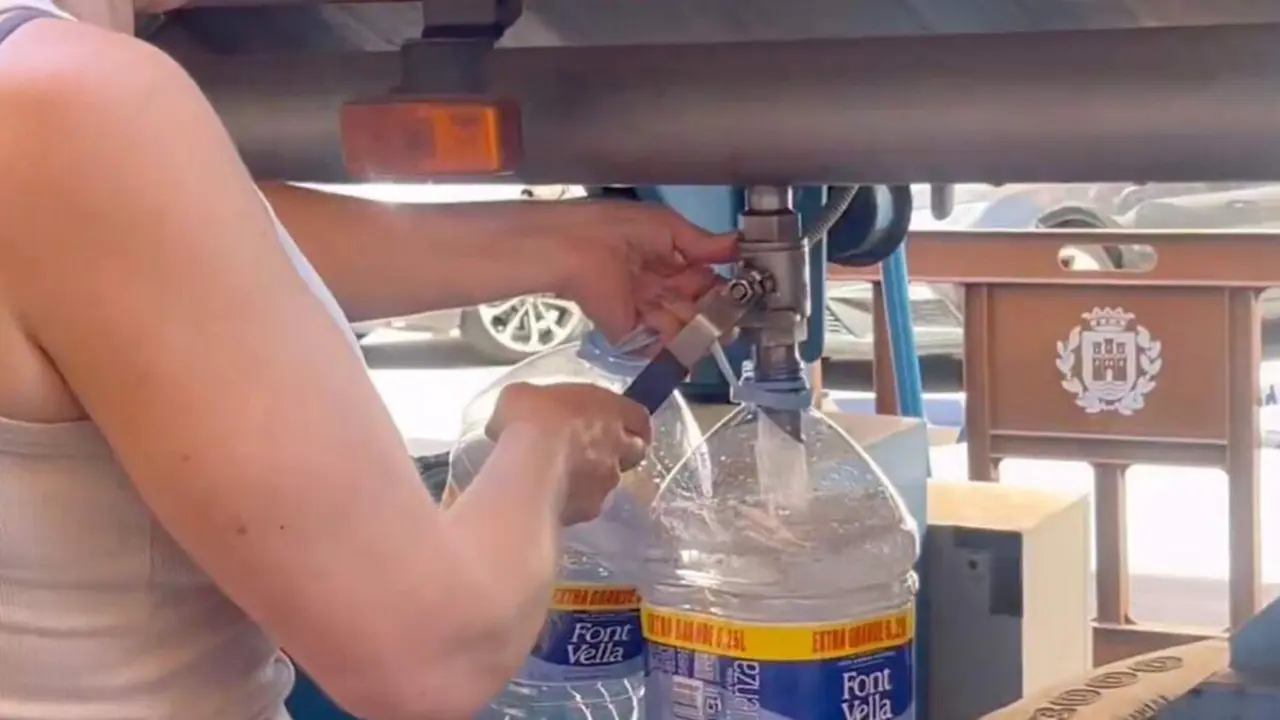 Reparto de agua mediante cisternas este mi&eacute;rcoles en Alcal&aacute; de Henares. AYUNTAMIENTO DE ALCAL&Aacute; DE HENARES