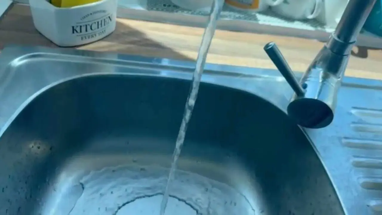 Agua saliendo de un grifo en una vivienda de La Garena, en Alcal&aacute; de Henares. MiraCorredor