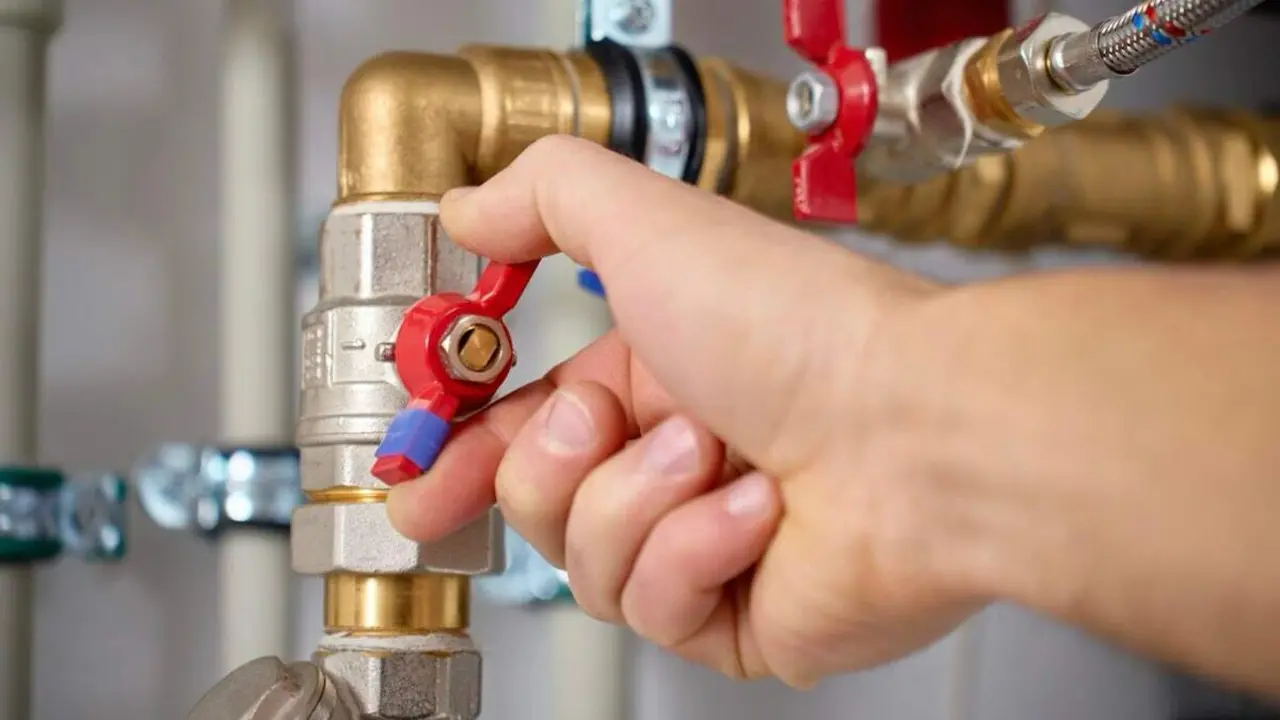 Manipulaci&oacute;n de una v&aacute;lvula en un sistema de tuber&iacute;as de agua, en una imagen de archivo. SHUTTERSTOCK