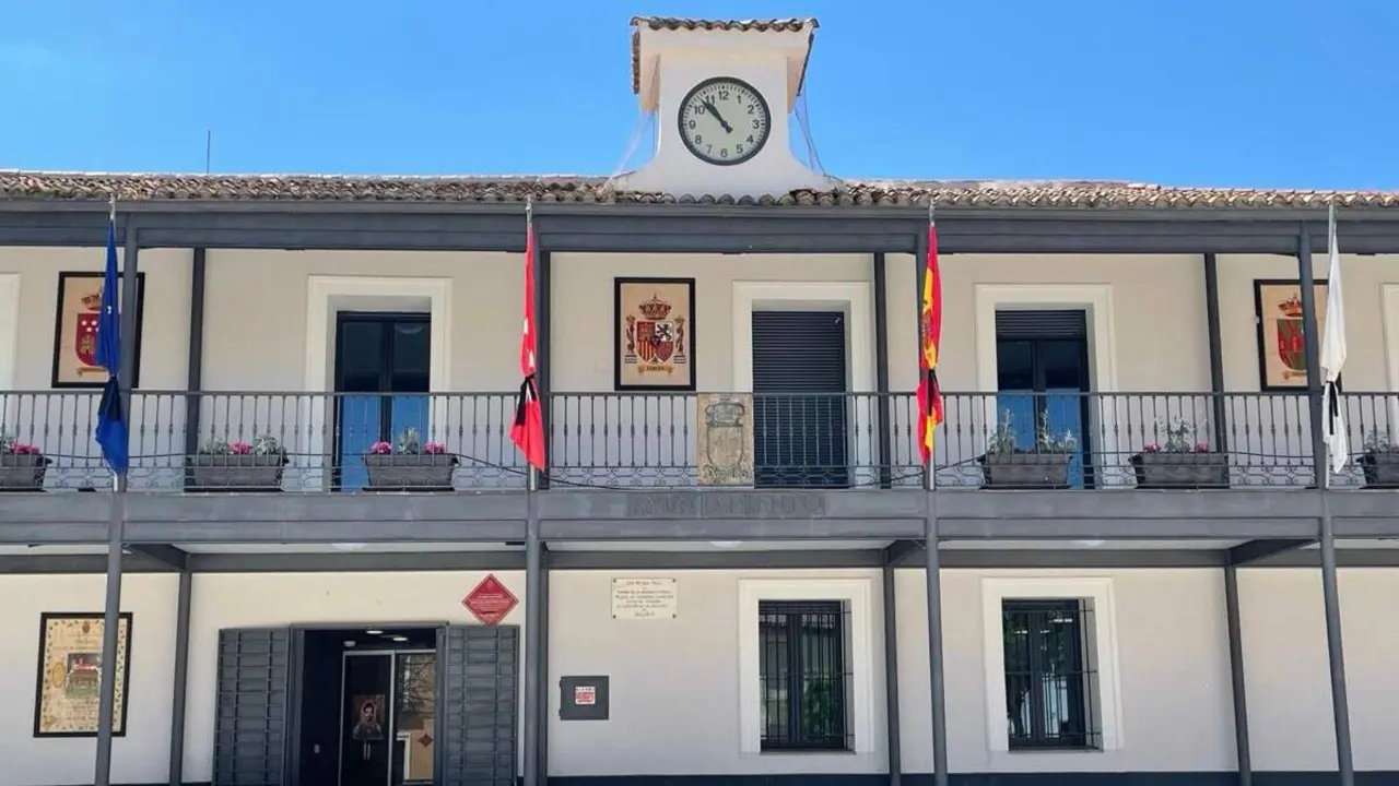 Fachada del Ayuntamiento de Daganzo con las banderas a media asta en se&ntilde;al de luto. AYUNTAMIENTO DE DAGANZO DE ARRIBA