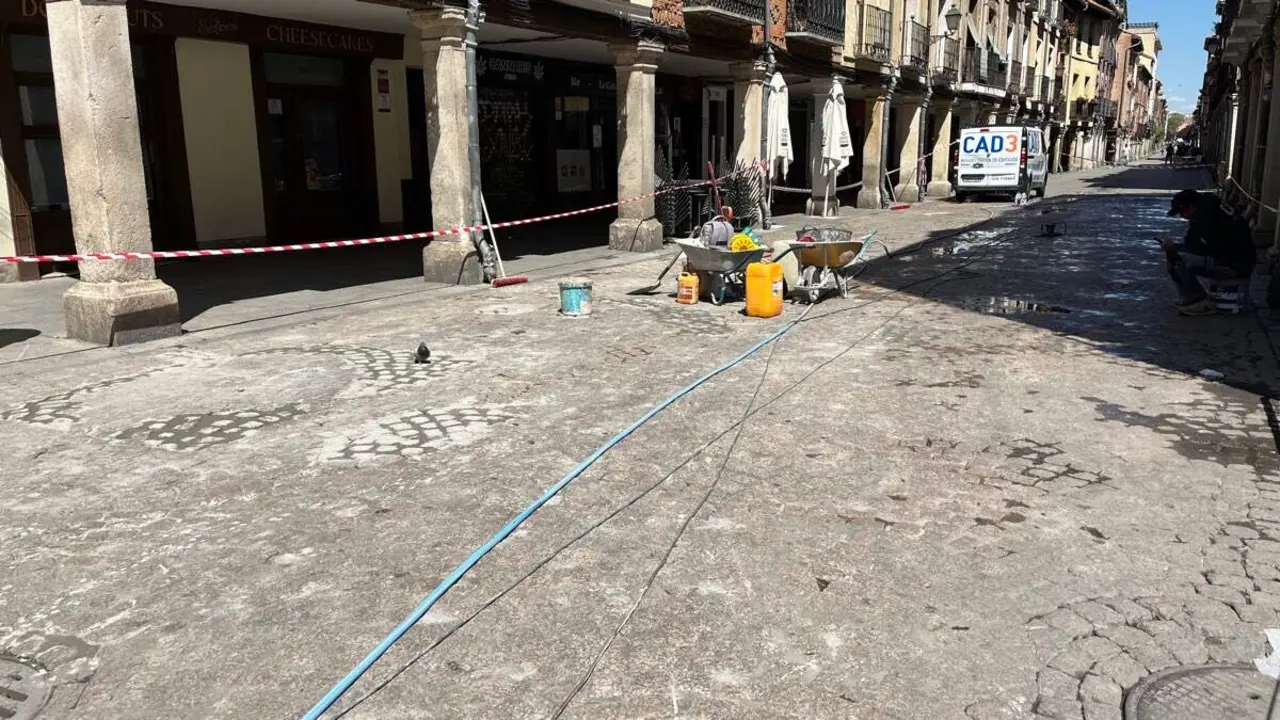 Trabajos de reparaci&oacute;n del pavimento en la calle Mayor de Alcal&aacute; de Henares. AYUNTAMIENTO DE ALCAL&Aacute; DE HENARES