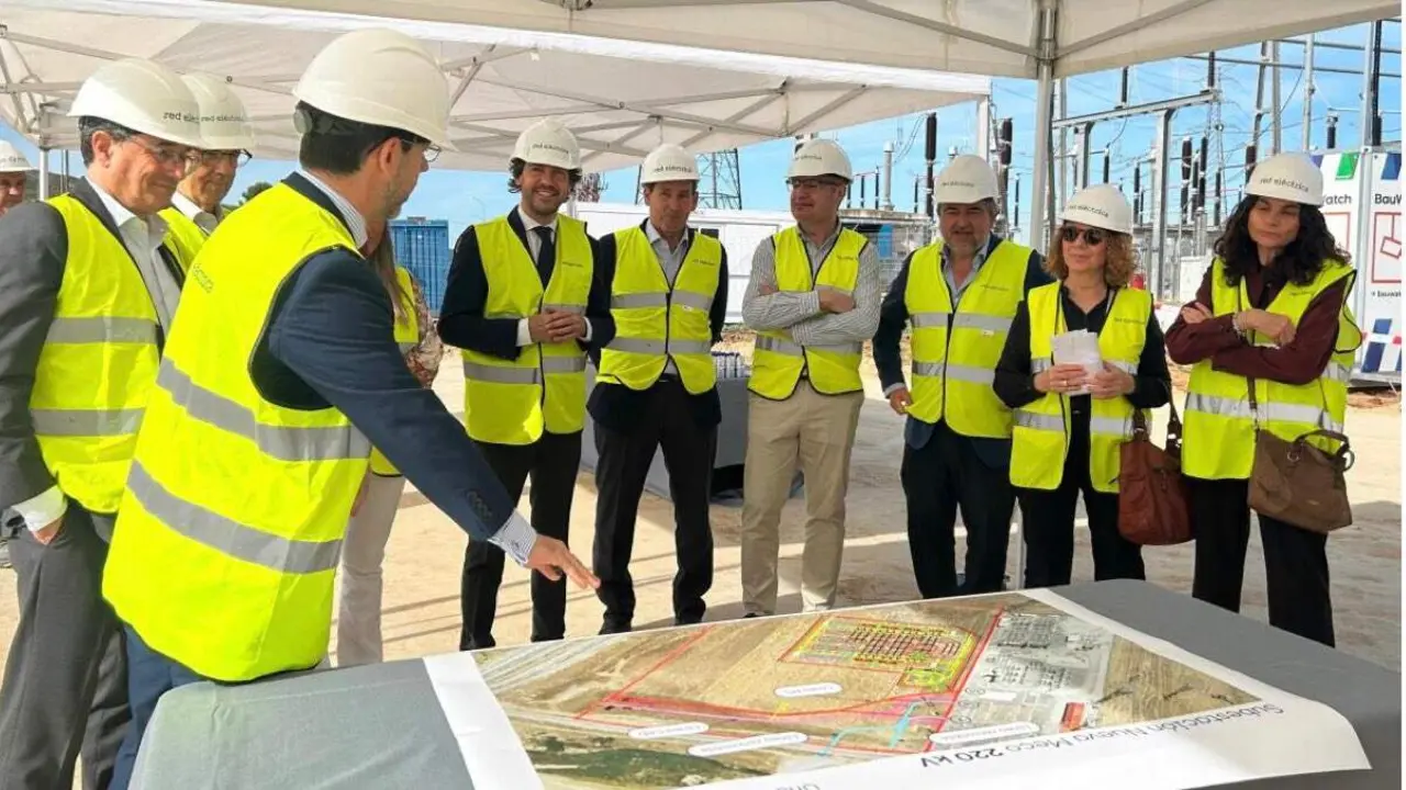 El viceconsejero de Medio Ambiente, Agricultura y Ordenaci&oacute;n del Territorio, Rafael Garc&iacute;a, durante su visita a las obras de la nueva subestaci&oacute;n de Meco. COMUNIDAD DE MADRID