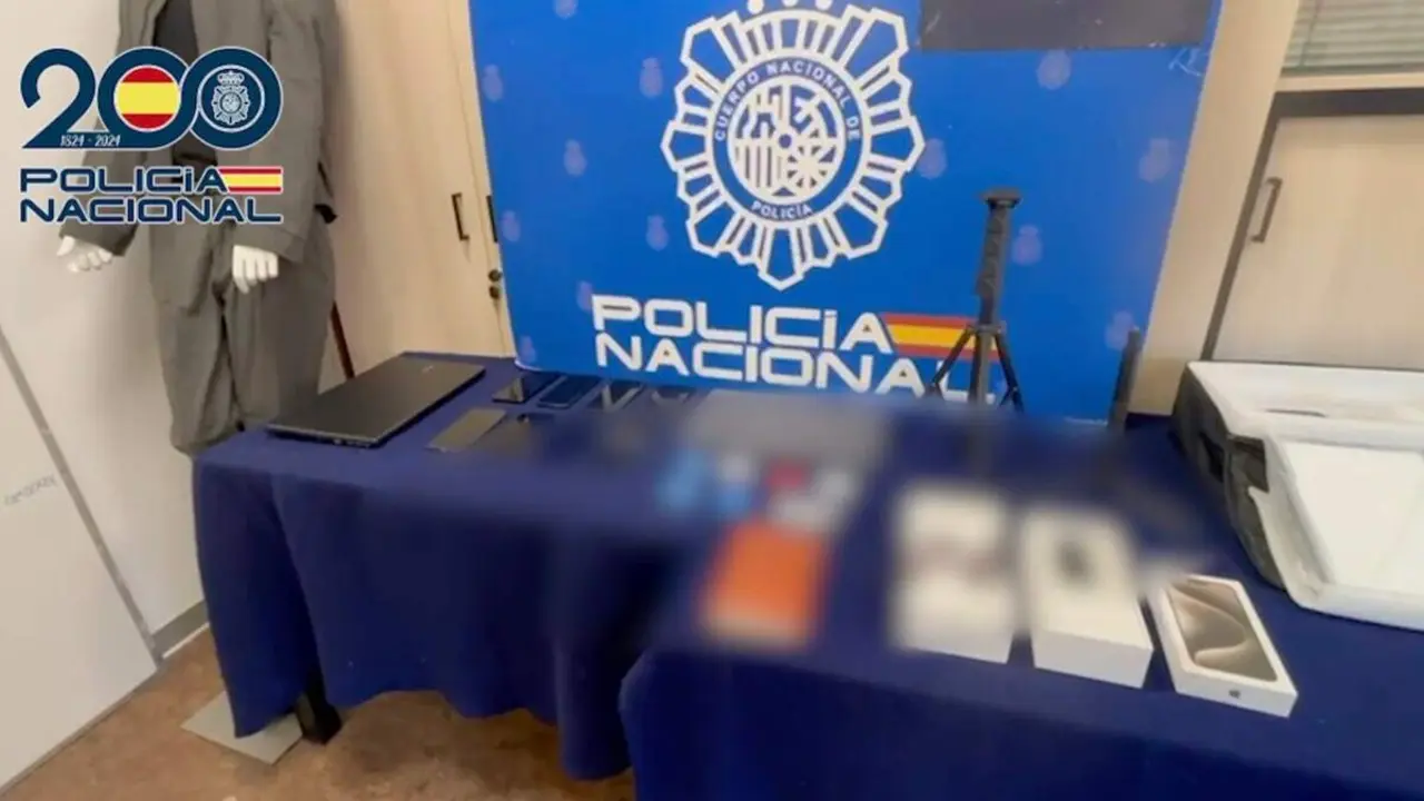Material intervenido al detenido por la estafa de falsos alquileres en Madrid. POLIC&Iacute;A NACIONAL
