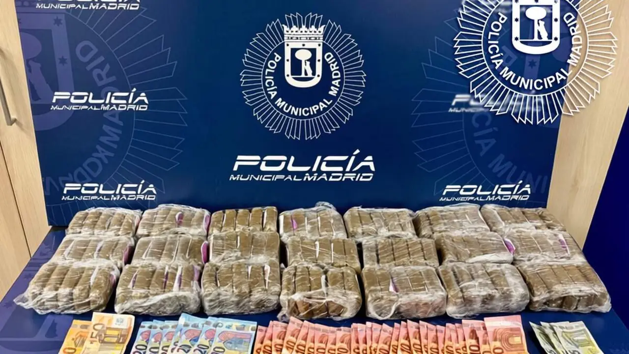 Hach&iacute;s y dinero intervenidos al conductor por la Polic&iacute;a Municipal. POLIC&Iacute;A MUNICIPAL DE MADRID