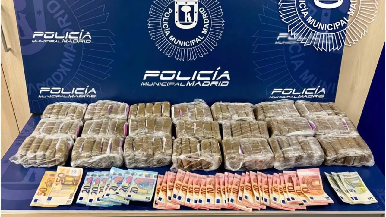 Hach&iacute;s y dinero intervenidos al conductor por la Polic&iacute;a Municipal. POLIC&Iacute;A MUNICIPAL DE MADRID