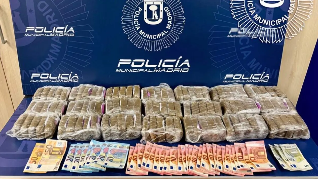 Hach&iacute;s y dinero intervenidos al conductor por la Polic&iacute;a Municipal. POLIC&Iacute;A MUNICIPAL DE MADRID