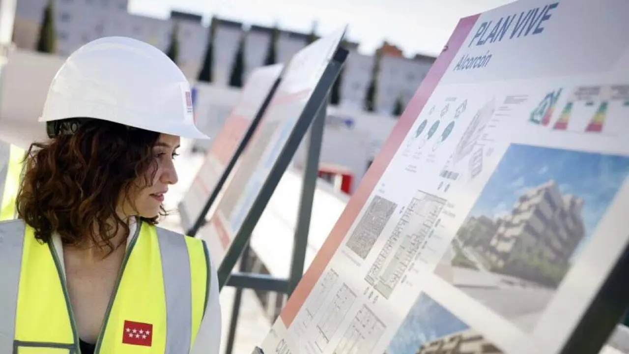 Ayuso durante una visita a una promoci&oacute;n del Plan VIVE. COMUNIDAD DE MADRID