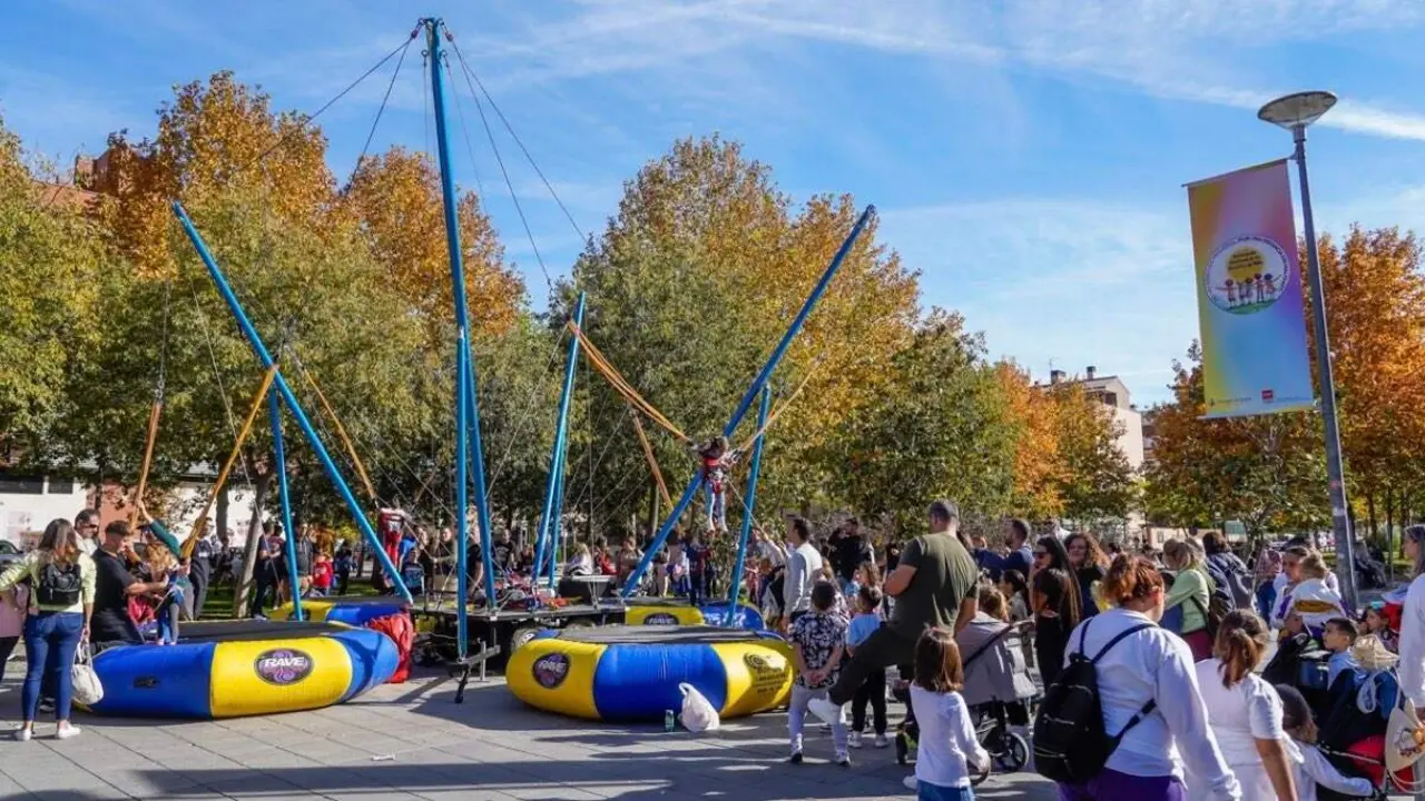 Ni&ntilde;os disfrutando de actividades infantiles en el Paseo de la Democracia en una edici&oacute;n anterior. AYUNTAMIENTO DE TORREJ&Oacute;N DE ARDOZ