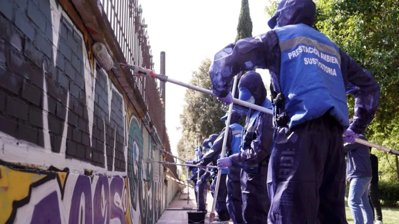 Personas sancionadas por grafitis limpian pintadas en Madrid. AYUNTAMIENTO DE MADRID
