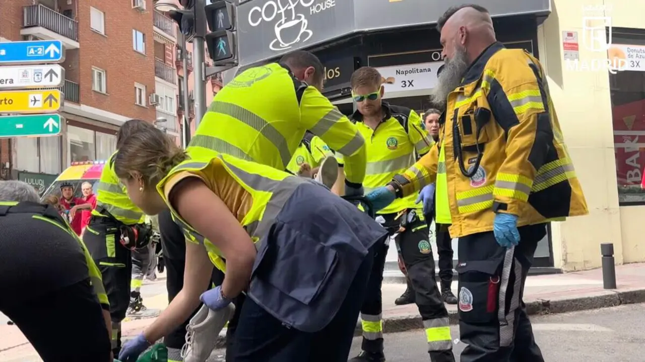 Sanitarios del SAMUR atienden a la mujer atropellada en el distrito de Salamanca. EMERGENCIAS MADRID