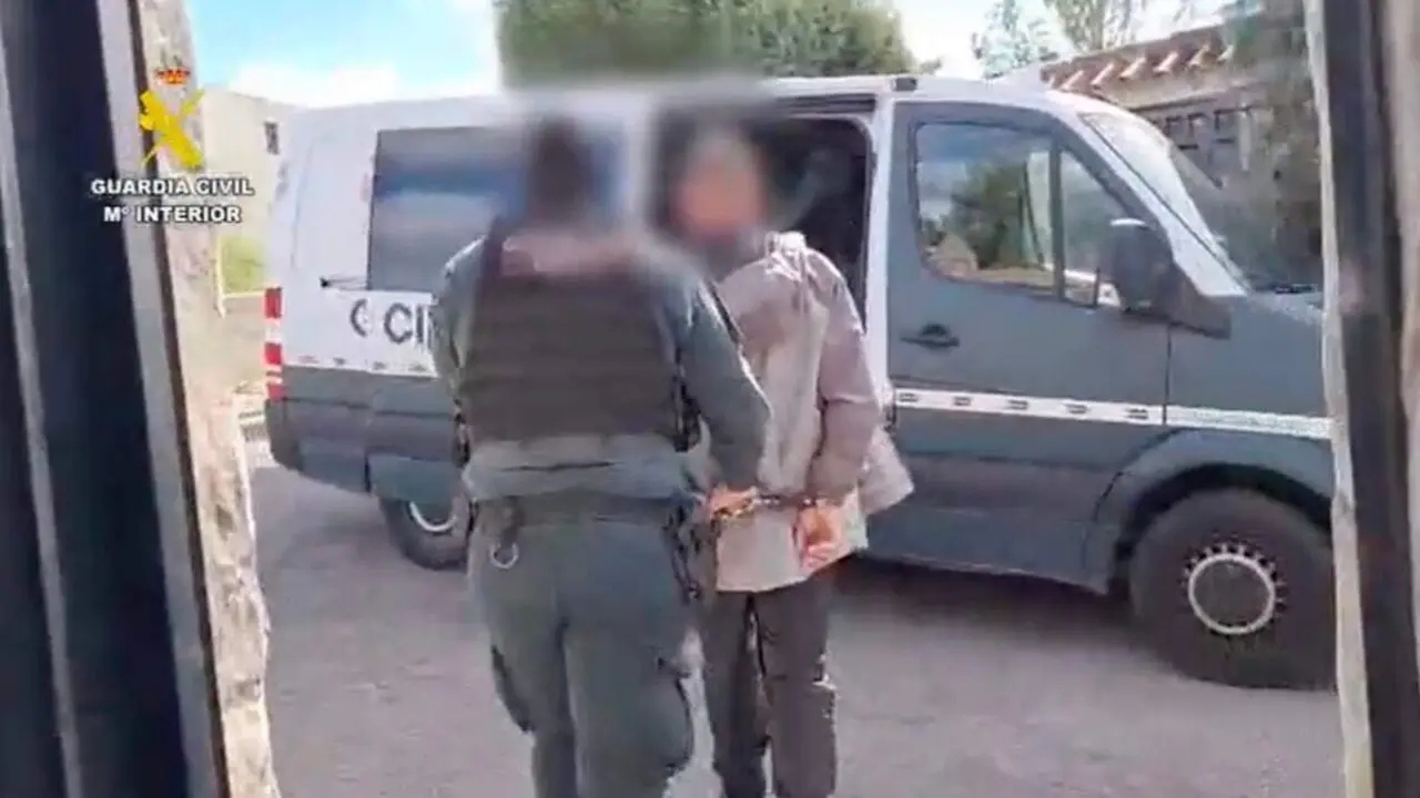 Detenci&oacute;n de uno de los integrantes del grupo desarticulado por la Guardia Civil. GUARDIA CIVIL