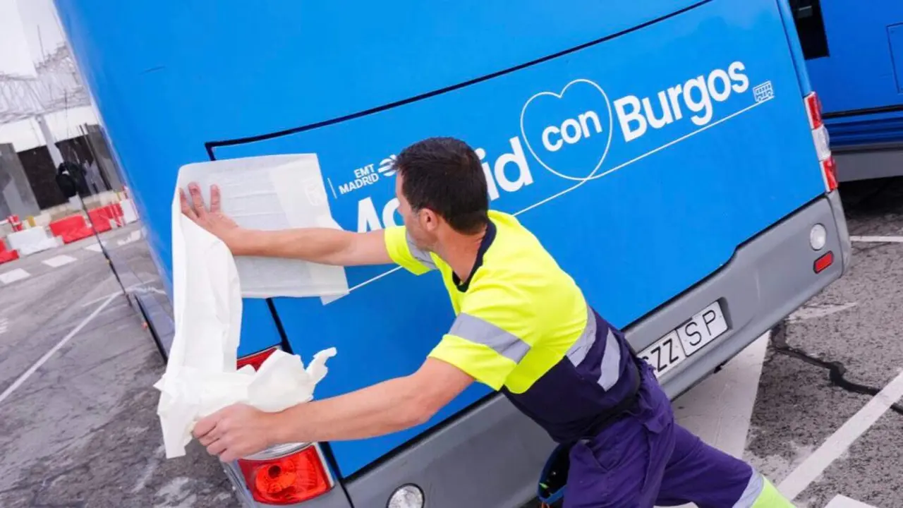 Los autobuses enviados llevan el cartel &laquo;Madrid con Burgos&raquo;. AYUNTAMIENTO DE MADRID