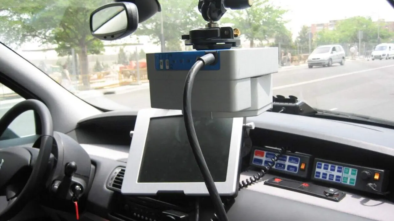Radar de control de velocidad instalado en un veh&iacute;culo policial. AYUNTAMIENTO DE COSLADA