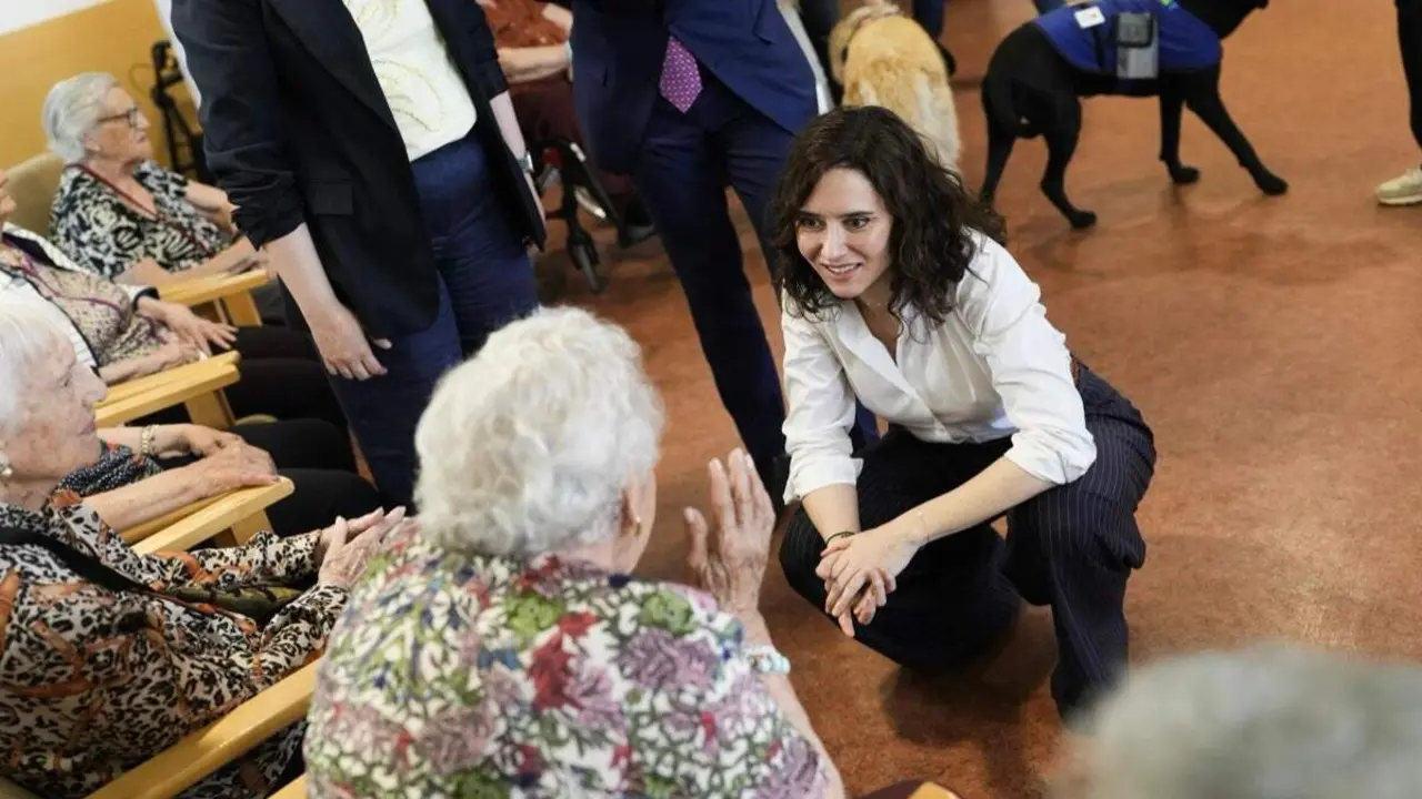 Isabel D&iacute;az Ayuso durante su visita a la Residencia Amavir Valdebernardo. COMUNIDAD DE MADRID