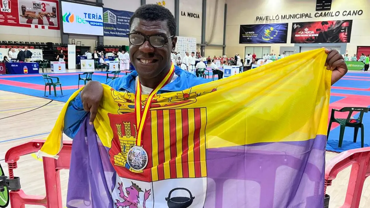 &Aacute;ngel Abeso tras proclamarse subcampe&oacute;n de Espa&ntilde;a de parakarate. AYUNTAMIENTO DE TORREJ&Oacute;N DE ARDOZ