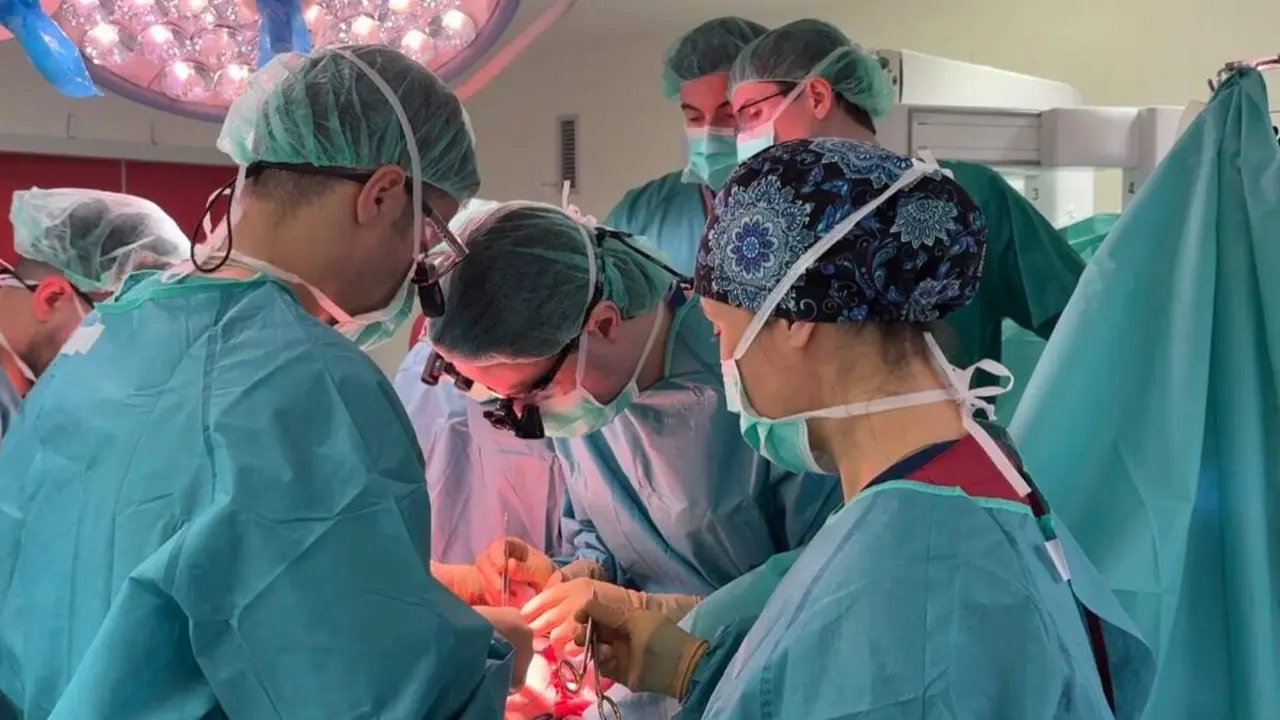 Intervenci&oacute;n quir&uacute;rgica en el Hospital La Paz durante una reconstrucci&oacute;n mamaria asistida por cirug&iacute;a rob&oacute;tica. COMUNIDAD DE MADRID